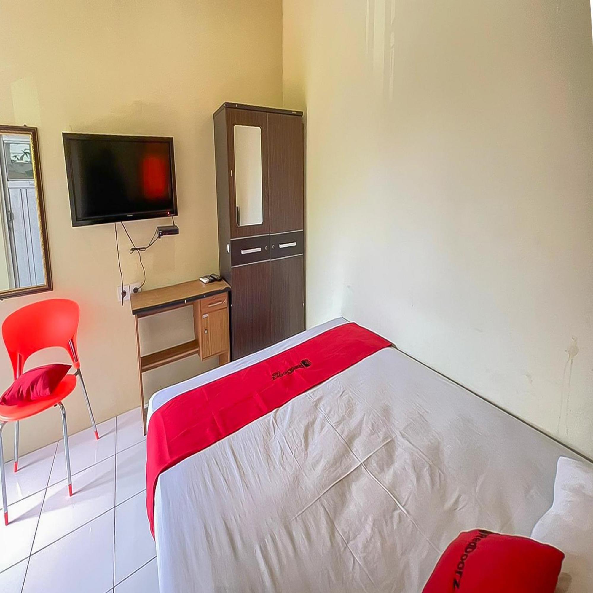 Reddoorz At Wahidin Street Cirebon Hotel Exterior foto