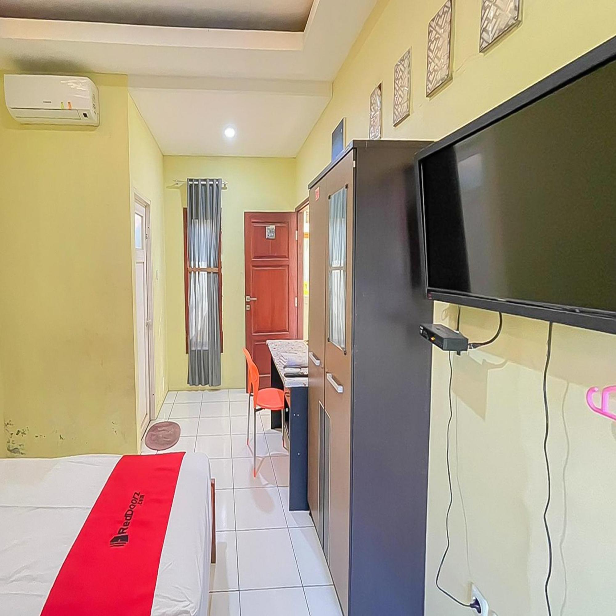 Reddoorz At Wahidin Street Cirebon Hotel Exterior foto
