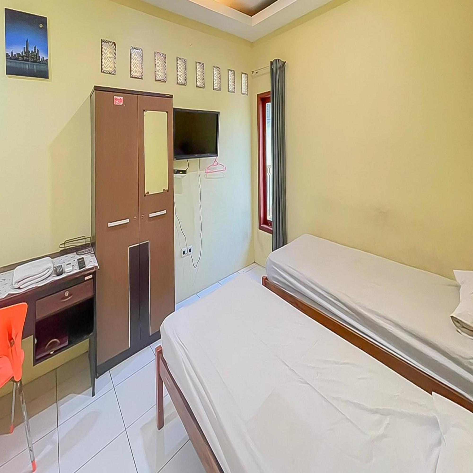 Reddoorz At Wahidin Street Cirebon Hotel Exterior foto